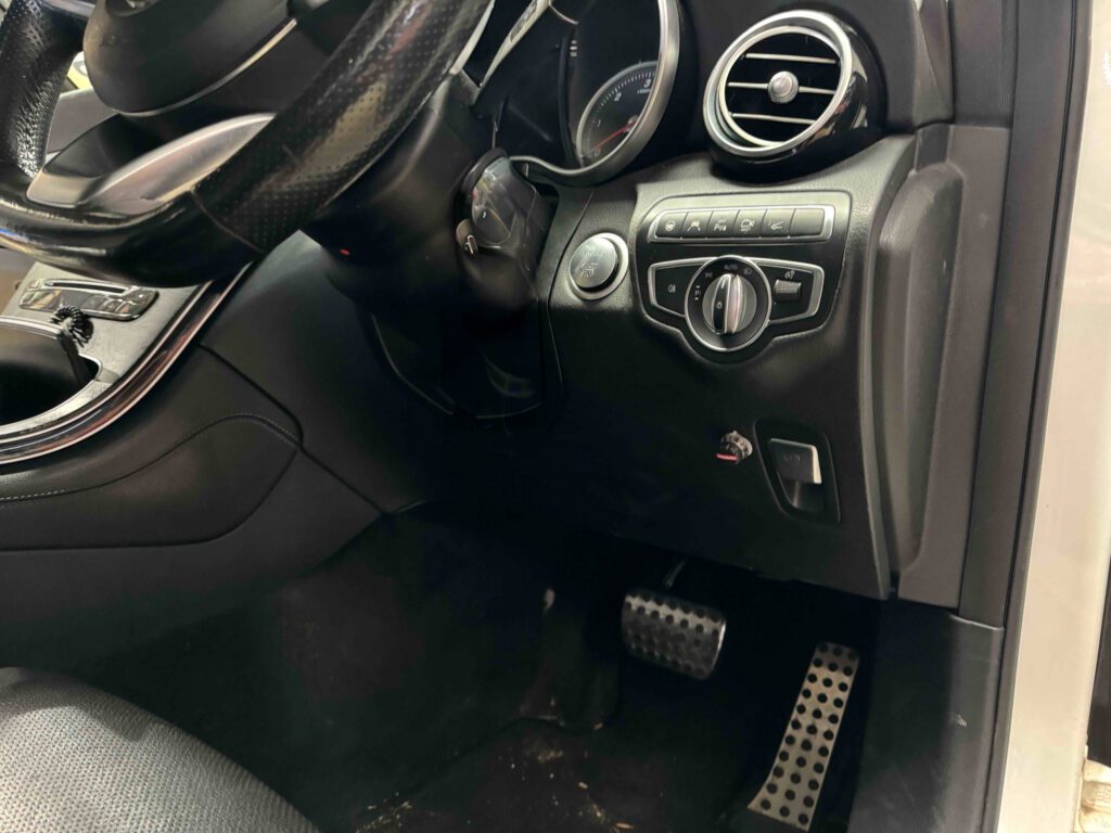 Pre-delivery car-side towing installations for a Mercedes GLC250D