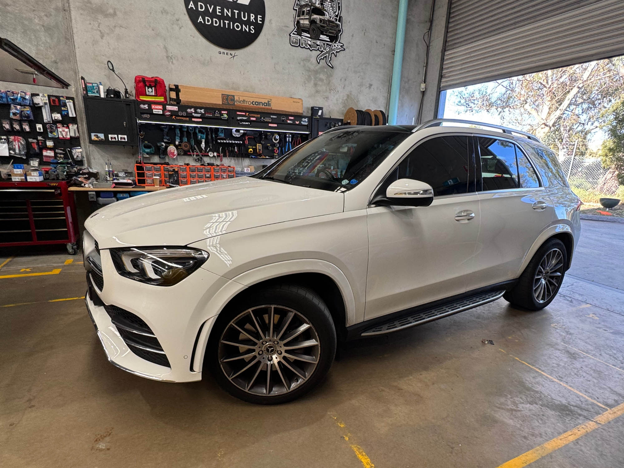 Mercedes-Benz GLE 450 Redarc Brake Controller and Anderson Plug Installation