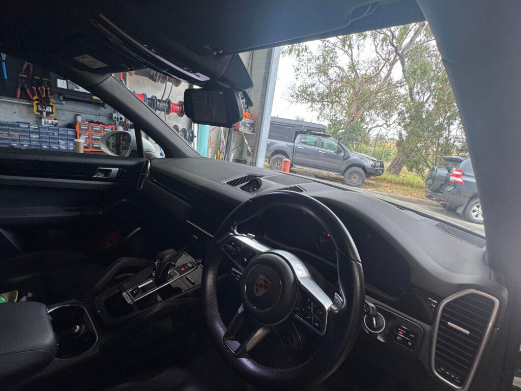 Integrated rear vision system in the Porsche cabin