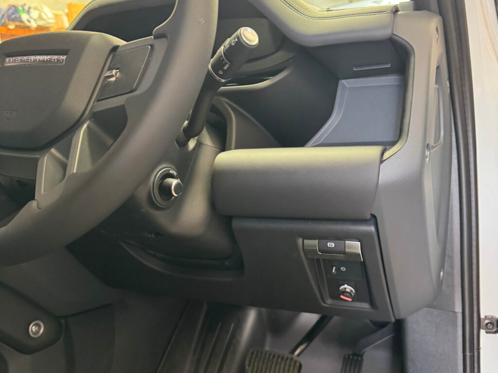 Redarc main unit mounted behind the dash.