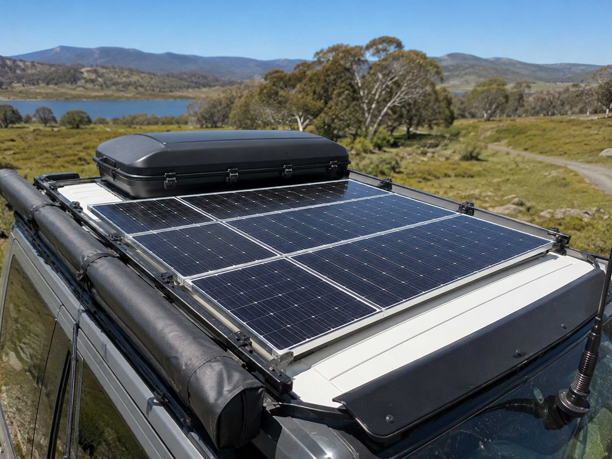Vehicle or caravan roofs using rigid or flexible panels