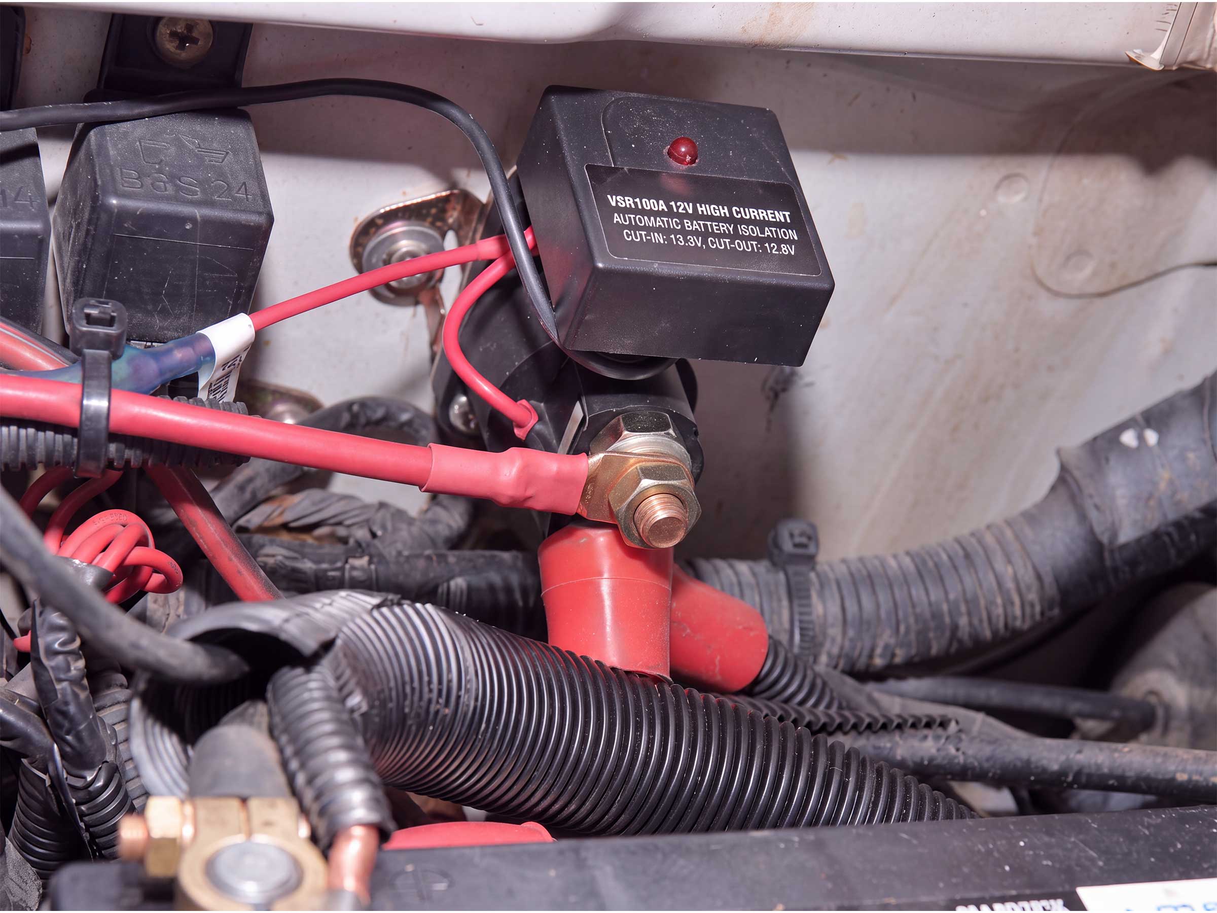 Anderson plugs and voltage-sensitive relays (VSRs) for battery isolation and high-current transfer
